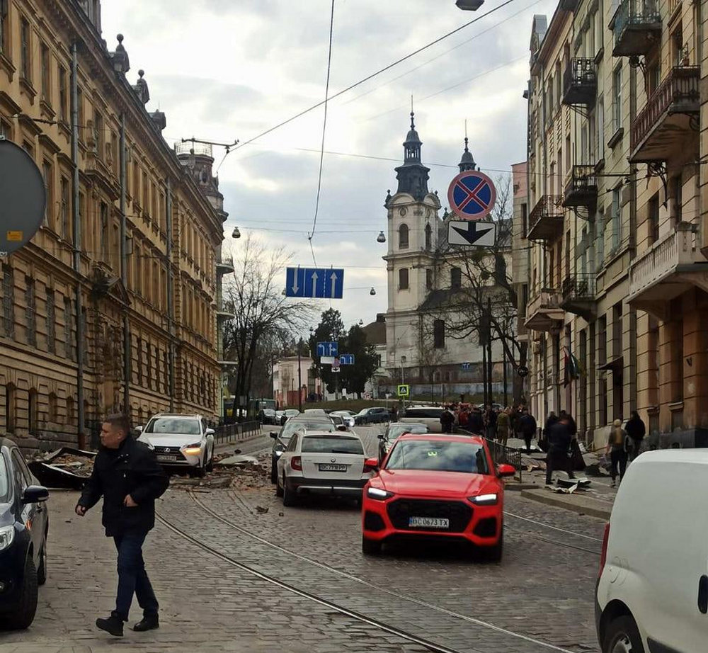 Є поранені, постраждала спадщина ЮНЕСКО: ворог атакує Львівщину – що відомо (фото, відео)