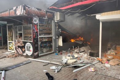 Десятки вбити і поранених, серед них діти: росіяни вдарили по ринку у Нікополі і обстріляли будинок у районі (фото)