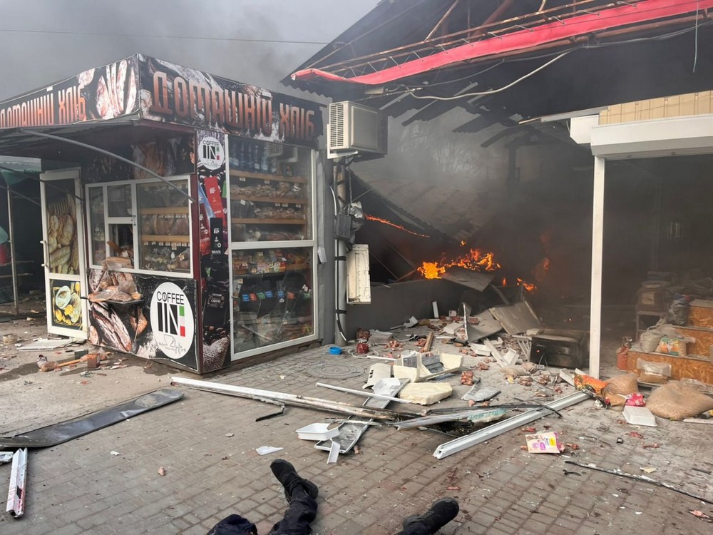 Десятки вбити і поранених, серед них діти: росіяни вдарили по ринку у Нікополі і обстріляли будинок у районі (фото)