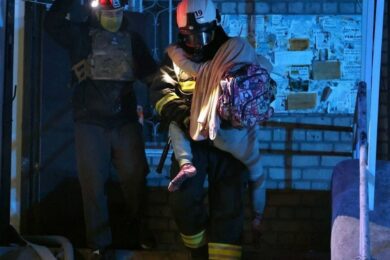 Смертельні удари по залізниці і багатоповерхівкам, серед поранених діти: нічна повітряна атака 23 квітня – все, що відомо (фото, відео)