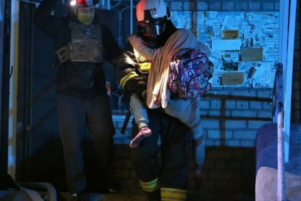 Смертельні удари по залізниці і багатоповерхівкам, серед поранених діти: нічна повітряна атака 23 квітня – все, що відомо (фото, відео)