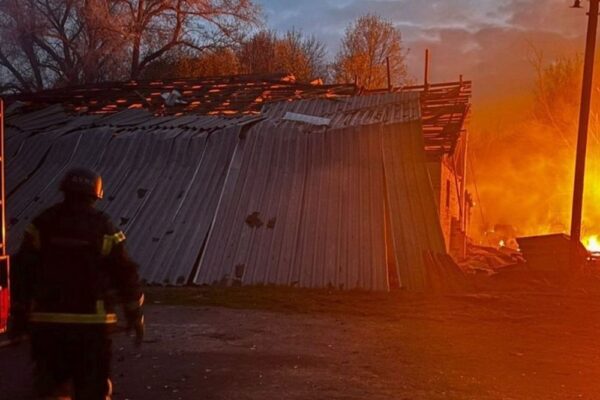 Є вбиті, багато поранених, горіли автобуси, автівки, будинки, зерно: нічна повітряна атака 28 квітня – все, що відомо (фото)