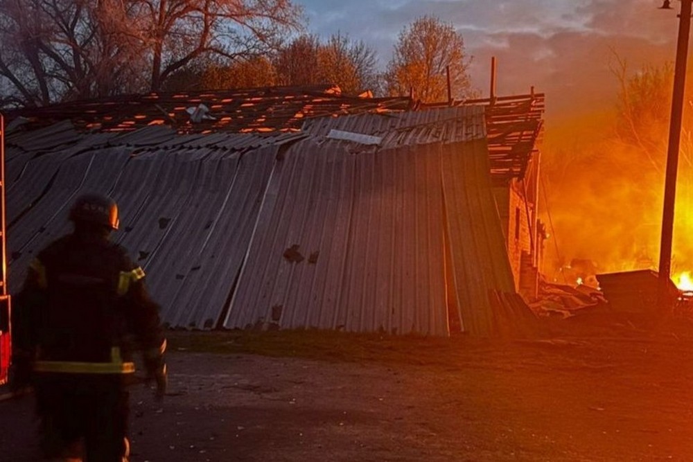 Є вбиті, багато поранених, горіли автобуси, автівки, будинки, зерно: нічна повітряна атака 28 квітня – все, що відомо (фото) 1 Є вбиті, багато поранених, горіли автобуси, автівки, будинки, зерно: нічна повітряна атака 28 квітня – все, що відомо (фото)