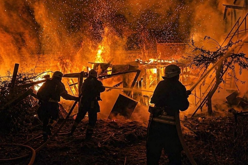 Є жертва і багато поранених, зруйновано лікарню, пожежа у заповіднику: нічна повітряна атака 29 квітня – все, що відомо (фото, відео)