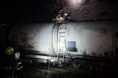 Дитину вдарило струмом на даху вагона-цистерни у Білій Церкві: хлопця рятували  фахівці ДСНС