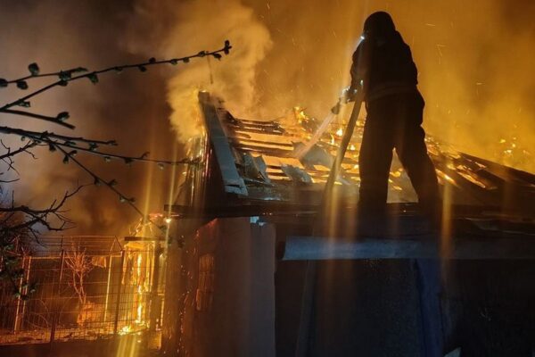 Є жертви, серед поранених діти, влучання у багатоповерхівку: нічна масована повітряна атака 4 квітня – все, що відомо (фото)