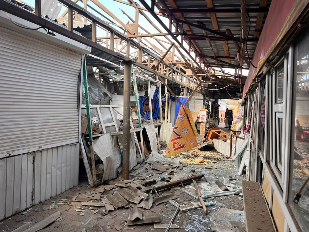 Десятки вбити і поранених, серед них діти: росіяни вдарили по ринку у Нікополі і обстріляли будинок у районі (фото)