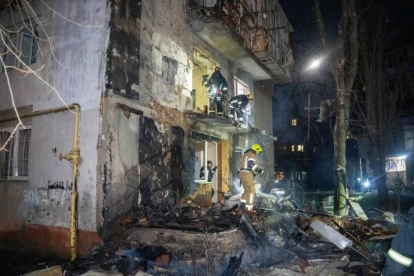 Є постраждалі, ворог вдарив по цивільній інфраструктурі, багатоповерхівці та автомобільній парковці: нічна повітряна атака 5 квітня – все, що відомо (фото)