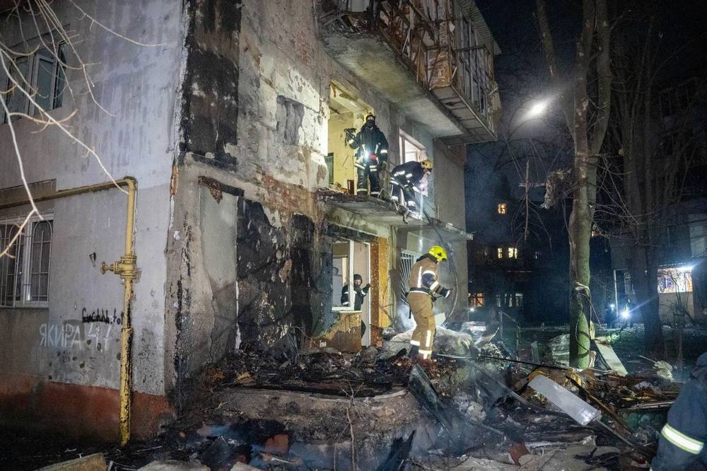 Є постраждалі, ворог вдарив по цивільній інфраструктурі, багатоповерхівці та автомобільній парковці: нічна повітряна атака 5 квітня – все, що відомо (фото)