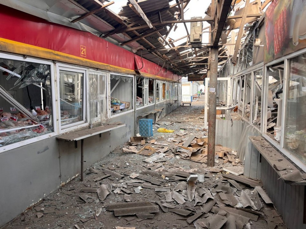 Десятки вбити і поранених, серед них діти: росіяни вдарили по ринку у Нікополі і обстріляли будинок у районі (фото)