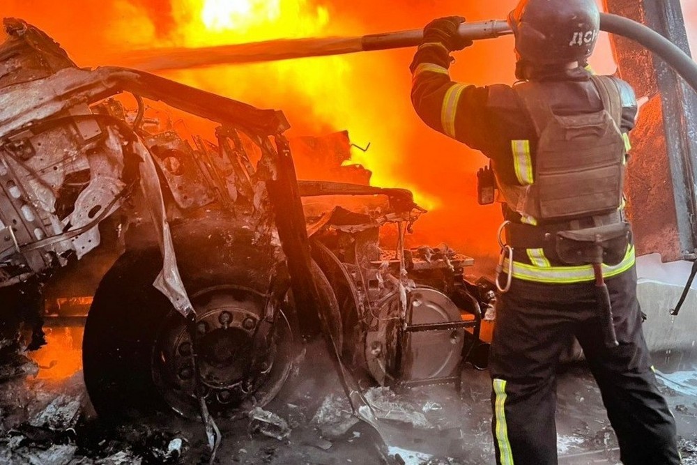 Є вбиті, палали вантажівки, були удари по енергетиці: нічна повітряна атака 8 квітня – все, що відомо (фото) Є вбиті, палали вантажівки, були удари по енергетиці: нічна повітряна атака 8 квітня – все, що відомо (фото)