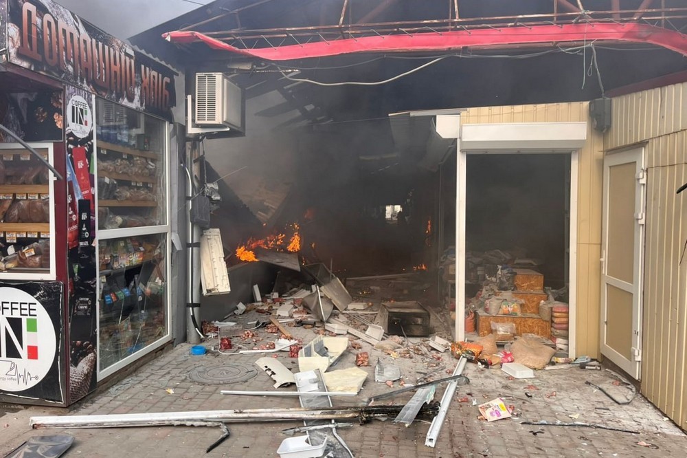 Десятки вбити і поранених, серед них діти: росіяни вдарили по ринку у Нікополі і обстріляли будинок у районі (фото)