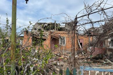 Поранені жінка та 10 поліцейських