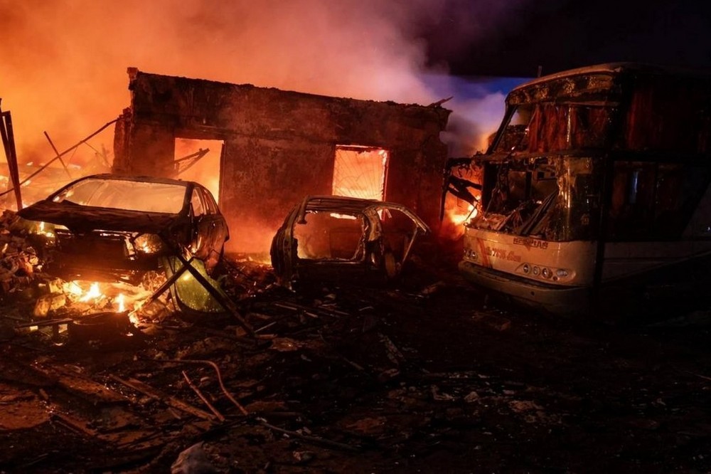 Згоріли пасажирські автобуси, ЗАЕС втратила живлення, влучання у багатоповерхівку, є поранені: нічна повітряна атака 14 квітня – все, що відомо (фото, відео) 1 Згоріли пасажирські автобуси, ЗАЕС втратила живлення, влучання у багатоповерхівку, є поранені: нічна повітряна атака 14 квітня – все, що відомо (фото, відео)