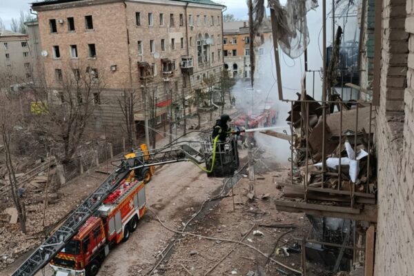 Удари по центрам міст, серед жертв продавчиня кіоску, багато руйнувань: масована нічна повітряна атака 15 квітня – все, що відомо (фото, відео)