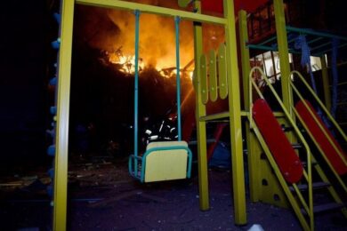 Масована повітряна атака триває понад