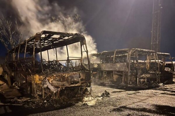 Є поранені, згоріли автобуси, велике місто під кількагодинним вогнем: масована нічна повітряна атака 18 квітня – все, що відомо (фото, відео)