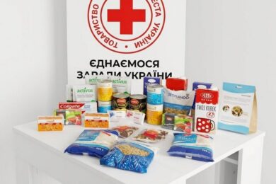 Гуманітарна допомога ВПО з Маріуполя у Києві: можна отримати продукти, спальні мішки, пауербанки, грілки – ще триває реєстрація