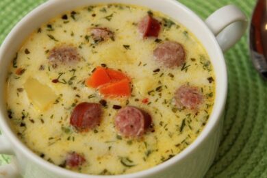 Рецепт дня: «Вершковий суп із копченими ковбасками»