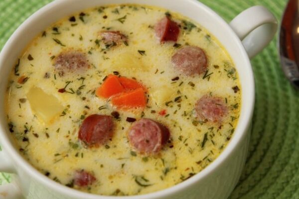 Рецепт дня: «Вершковий суп із копченими ковбасками»