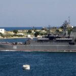 Три військові кораблі, винищувач, обʼєкти