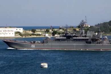 Три військові кораблі, винищувач, обʼєкти