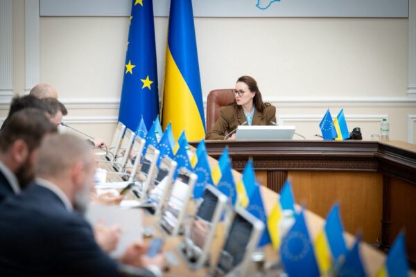 Допомога для підприємств, які зупинили роботу через обстріли РФ, та дистанційне звільнення для ВПО з ТОТ – Уряд ухвалив важливі рішення