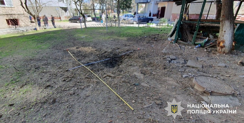 Шестеро вбитих і 22 поранених: пекло у Херсоні і області – ворог скидає бомби, б’є дронами і артилерією (Фото)