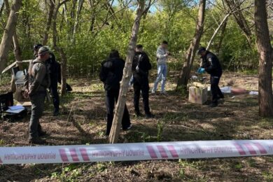 Лежало в сумці та було загорнуте у ковдру – у парку Львова знайшли тіло немовляти