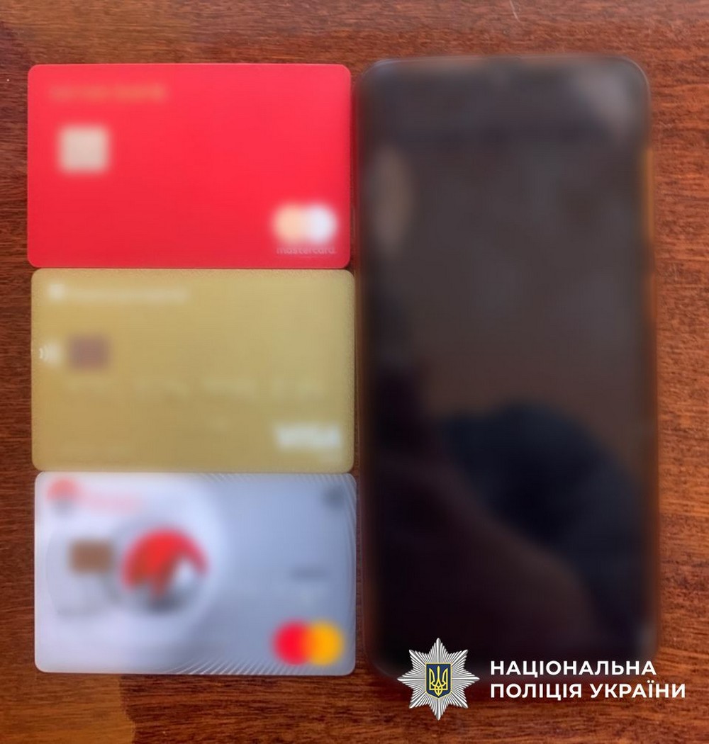 Керівник банку на Дніпропетровщині і його заступниця вкрали у клієнтів 1,8 млн гривень