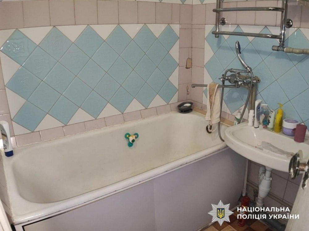 2-річний хлопчик загинув у ванній – у Миколаєві повідомлено про підозру матері за залишення у небезпеці сина