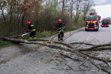 Є загиблі та постраждалі, знеструмлено 1121 населений пункт – наслідки негоди в Україні (фото)