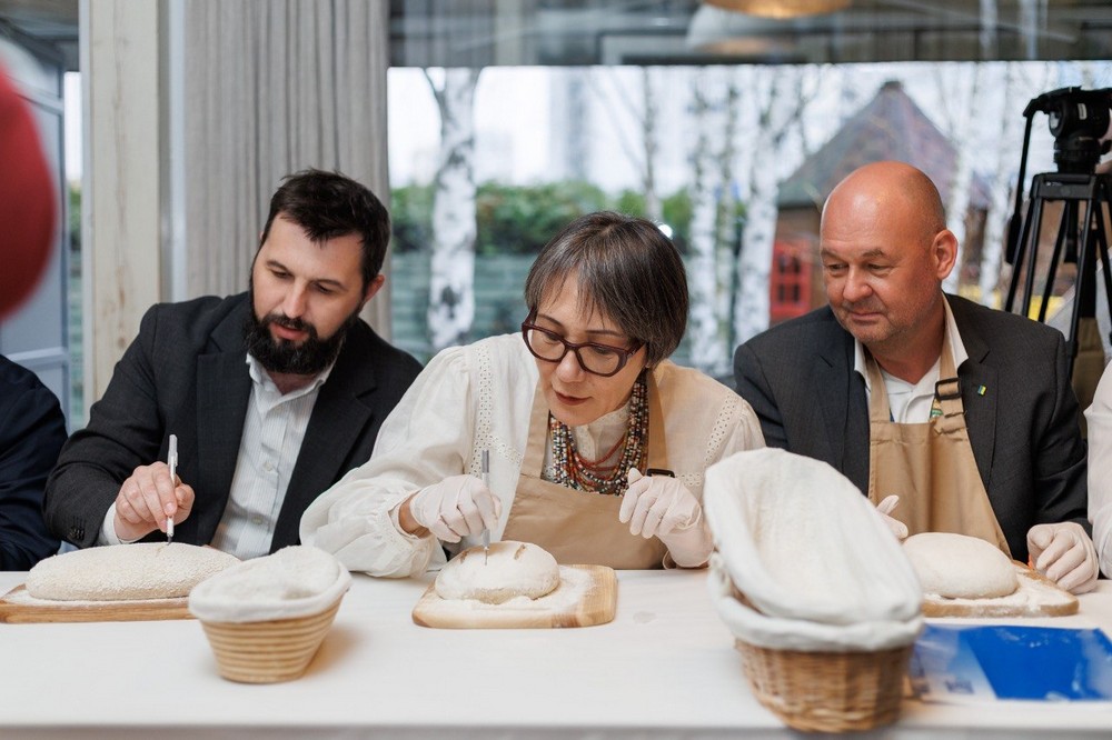 В Україні випікали унікальний хліб в рамках кампанії «Soul of Soil: страви з розмінованих полів». В Україні випікали унікальний хліб в рамках кампанії «Soul of Soil: страви з розмінованих полів».