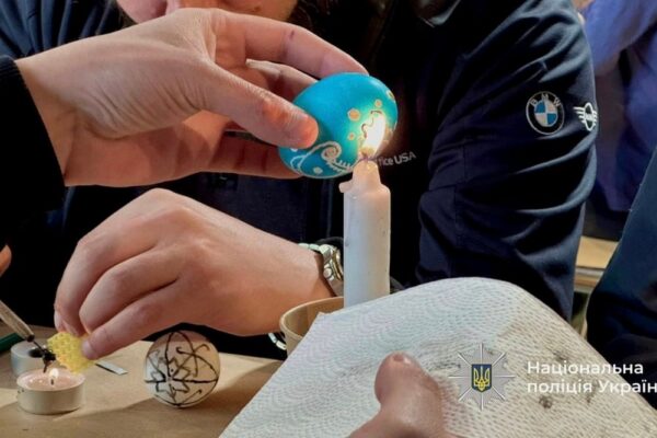 Традиції, що об’єднують: поліцейські та Захисники Прикарпаття долучилися до писанкарства (фото)