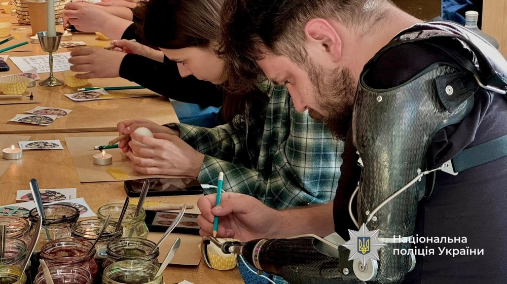 Традиції, що об’єднують: поліцейські та Захисники Прикарпаття долучилися до писанкарства Традиції, що об’єднують: поліцейські та Захисники Прикарпаття долучилися до писанкарства