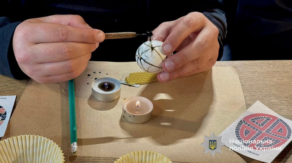 Традиції, що об’єднують: поліцейські та Захисники Прикарпаття долучилися до писанкарства Традиції, що об’єднують: поліцейські та Захисники Прикарпаття долучилися до писанкарства