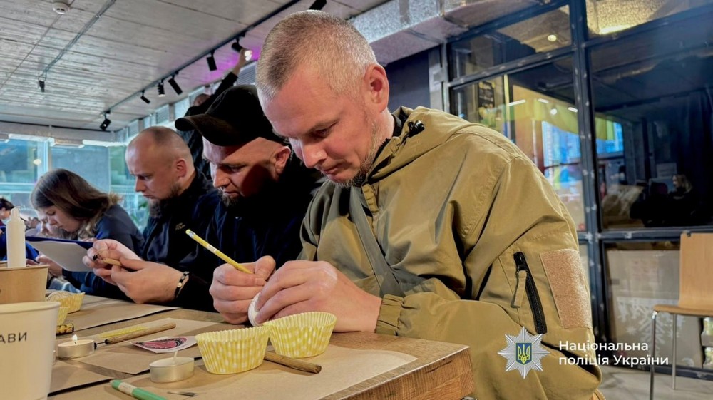 Традиції, що об’єднують: поліцейські та Захисники Прикарпаття долучилися до писанкарства Традиції, що об’єднують: поліцейські та Захисники Прикарпаття долучилися до писанкарства