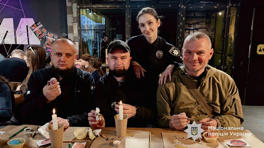 Традиції, що об’єднують: поліцейські та Захисники Прикарпаття долучилися до писанкарства Традиції, що об’єднують: поліцейські та Захисники Прикарпаття долучилися до писанкарства