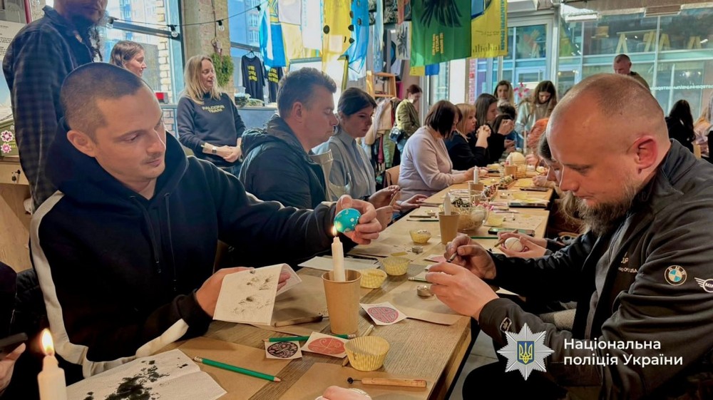 Традиції, що об’єднують: поліцейські та Захисники Прикарпаття долучилися до писанкарства Традиції, що об’єднують: поліцейські та Захисники Прикарпаття долучилися до писанкарства