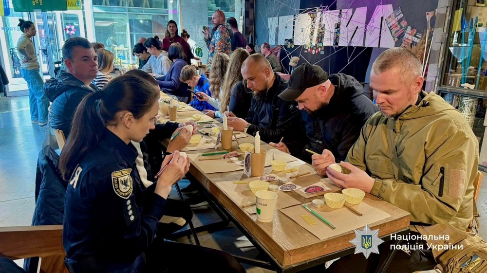 Традиції, що об’єднують: поліцейські та Захисники Прикарпаття долучилися до писанкарства Традиції, що об’єднують: поліцейські та Захисники Прикарпаття долучилися до писанкарства