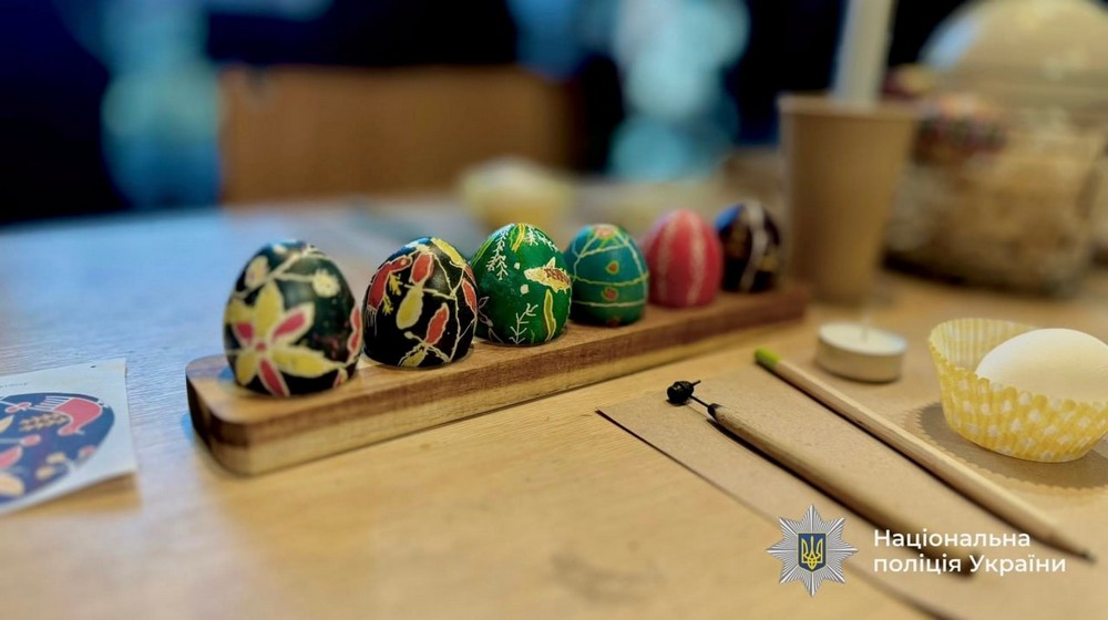 Традиції, що об’єднують: поліцейські та Захисники Прикарпаття долучилися до писанкарства Традиції, що об’єднують: поліцейські та Захисники Прикарпаття долучилися до писанкарства