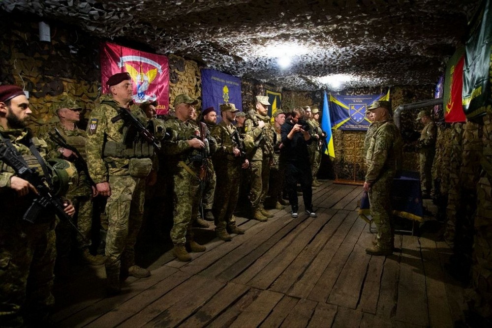 Сирський відвідав найскладніший напрямок фронту: відбили 260 ворожих атак за тиждень Сирський відвідав найскладніший напрямок фронту: відбили 260 ворожих атак за тиждень