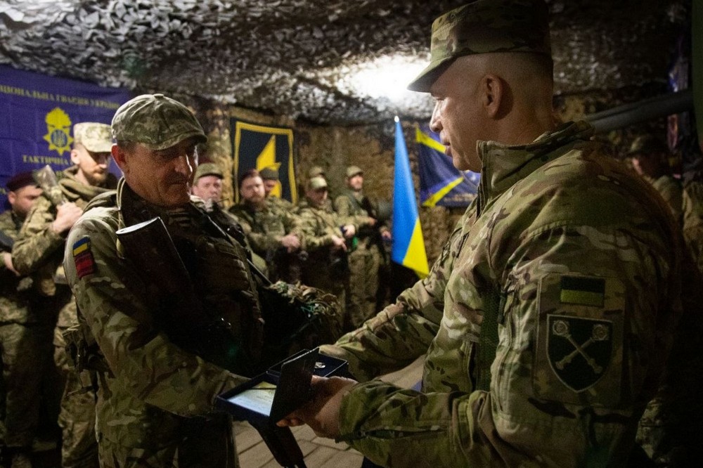 Сирський відвідав найскладніший напрямок фронту: відбили 260 ворожих атак за тиждень Сирський відвідав найскладніший напрямок фронту: відбили 260 ворожих атак за тиждень