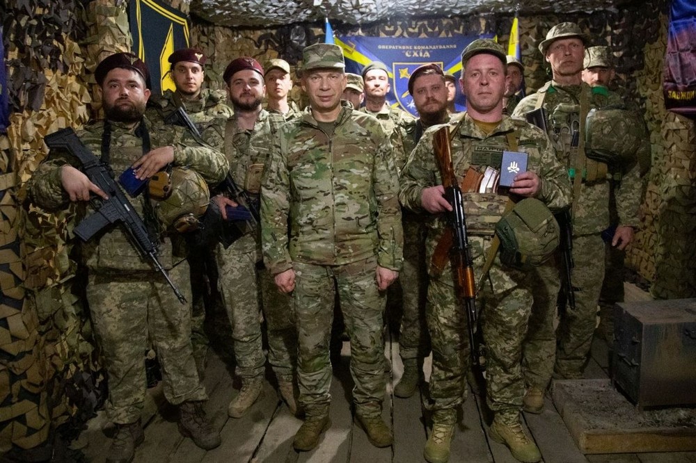 Сирський відвідав найскладніший напрямок фронту: відбили 260 ворожих атак за тиждень Сирський відвідав найскладніший напрямок фронту: відбили 260 ворожих атак за тиждень