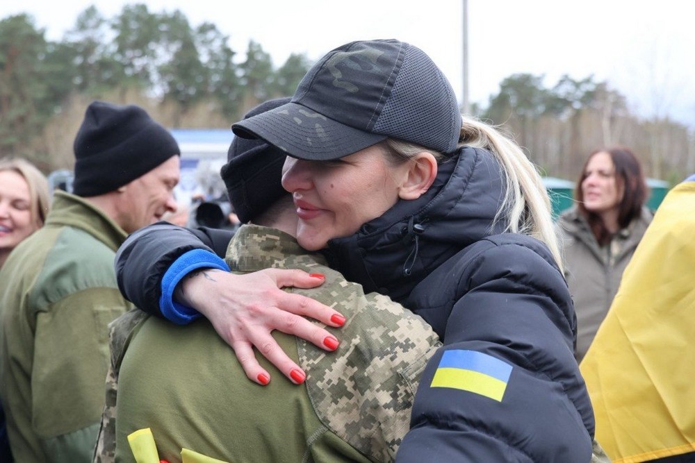 З полону повертаються ще 182 українця: військові і цивільні (фото) З полону повертаються ще 182 українця: військові і цивільні (фото)