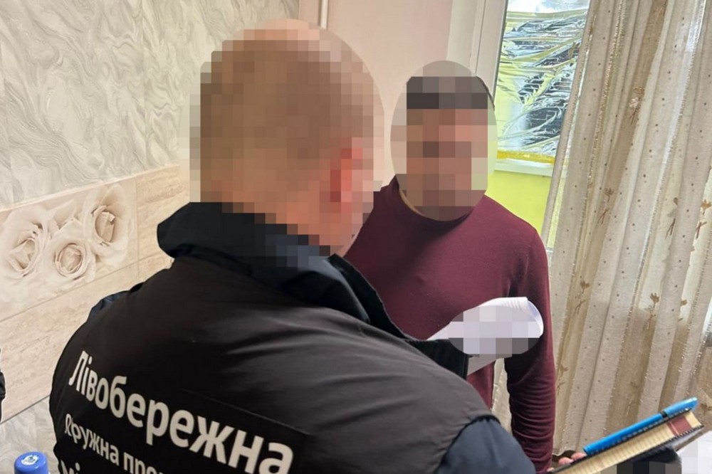 У Дніпрі депутат фіктивно «влаштував» на роботу з бронюванням сина і знайомих, зарплата йшла із бюджету 1 У Дніпрі депутат фіктивно «влаштував» на роботу з бронюванням свого сина та знайомих. Вони не працювали, зате отримували зарплату із бюджету.