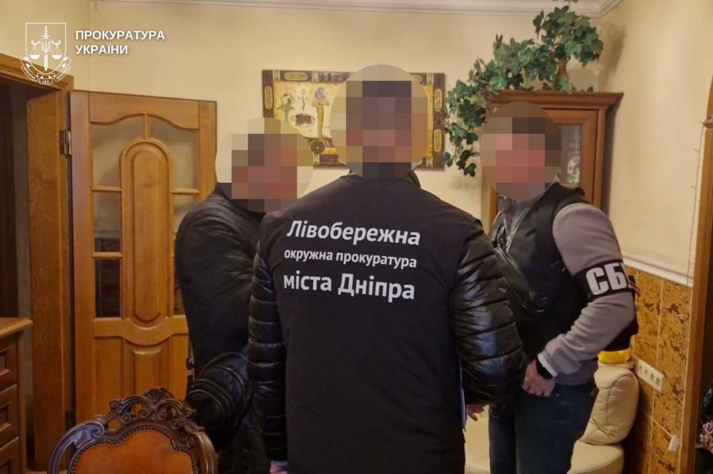 У Дніпрі депутат фіктивно «влаштував» на роботу з бронюванням сина і знайомих У Дніпрі депутат фіктивно «влаштував» на роботу з бронюванням сина і знайомих