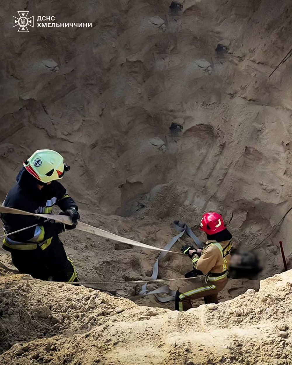 Трагедія на Хмельниччині забрала життя молодого чоловіка. Він загинув під час облаштування криниці.
