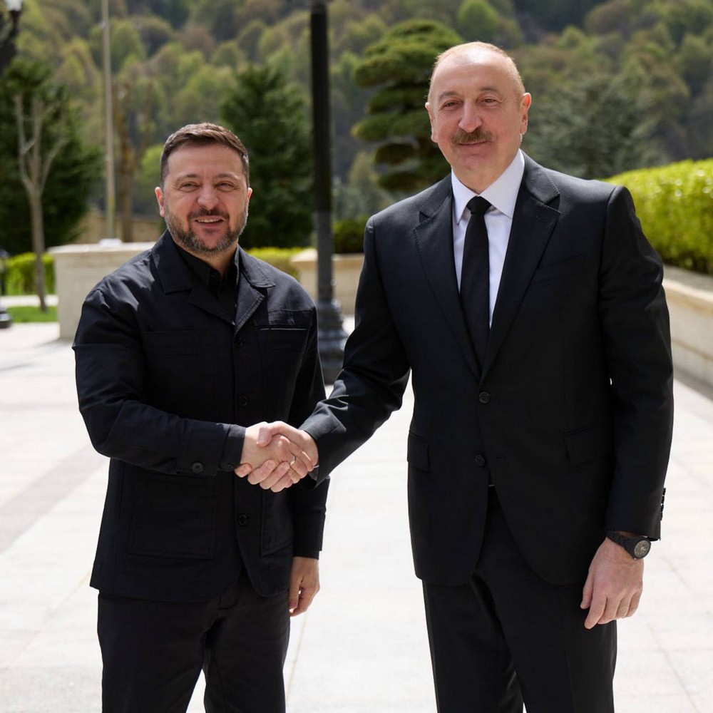 Україна і Азербайджан сьогодні підписали шість угод. Про це заявив президент Володимир Зеленський, який 25 квітня перебуває з візитом в Азербайджані.