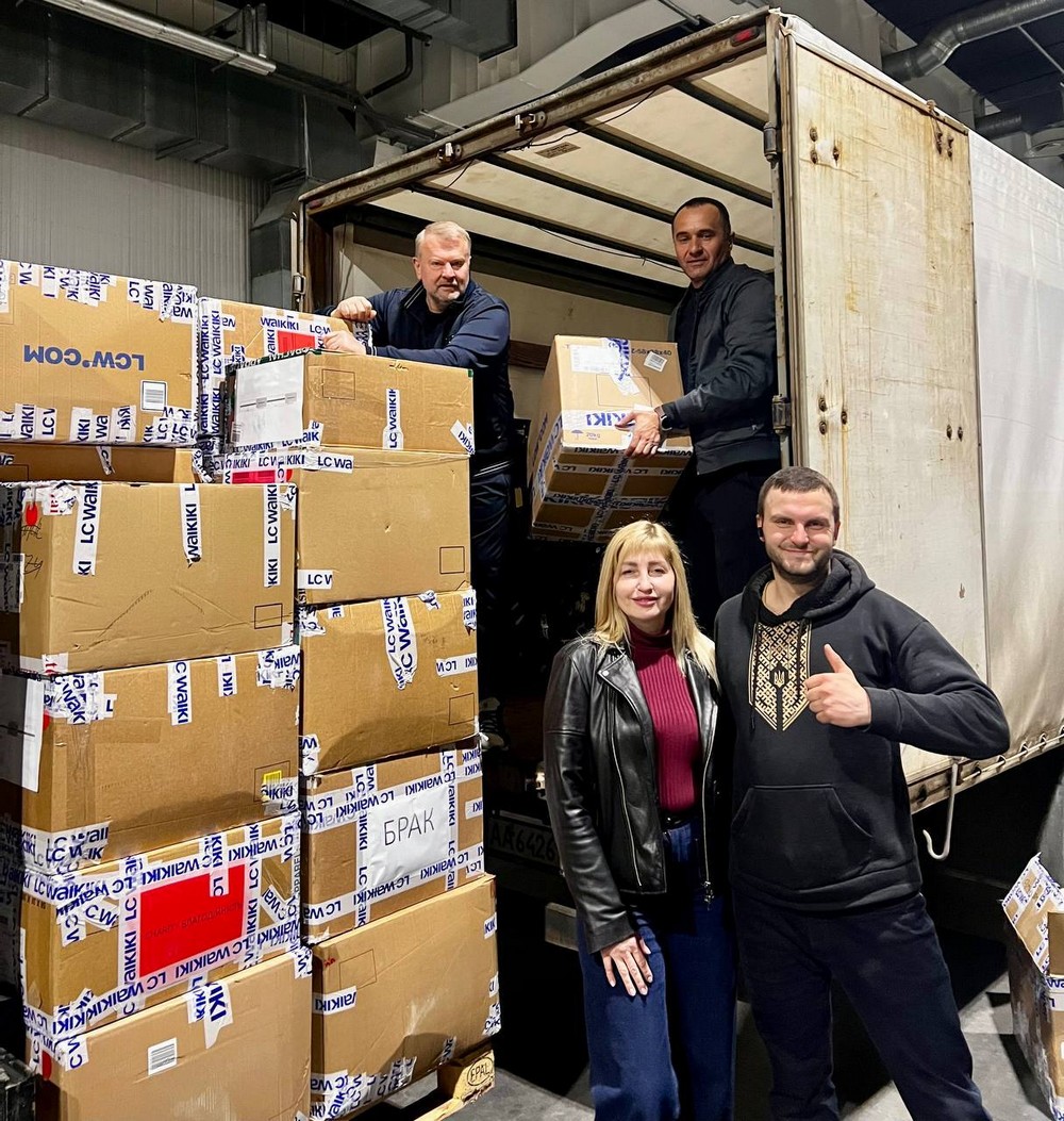 Гуманітарна допомога на Київщині: можна отримати якісний одяг, взуття і необхідні речі – деталі